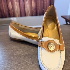 Quad Comfort White and Tan Leather Loafers